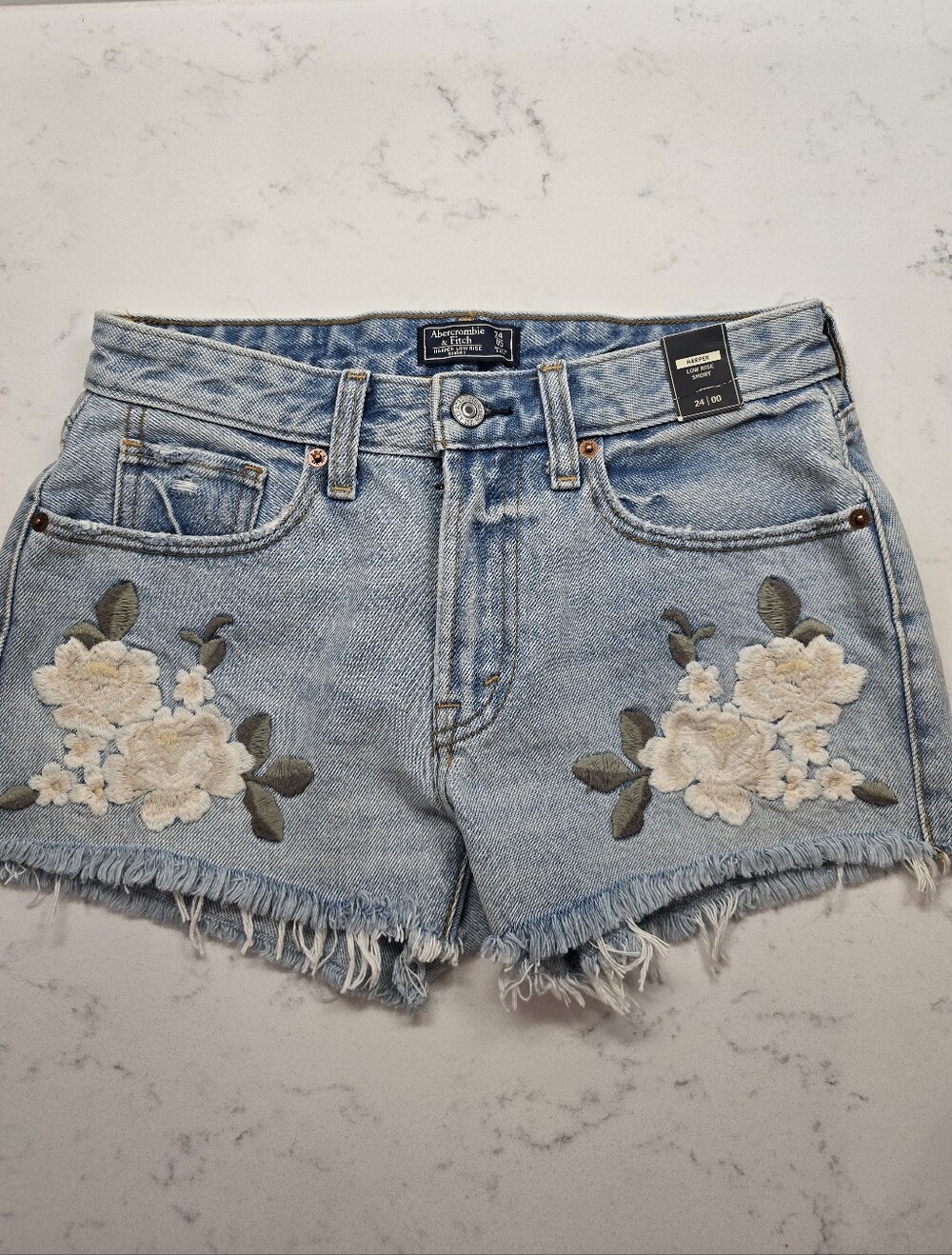 New W/ Tags Abercromie & Fitch Floral Embroidered Denim Shorts 24 00 Extra Small